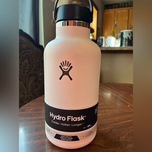 NWT 64 OZ Hydro Flask Stays Cold 24 Hours/Hot 12 Hours, Leakproof